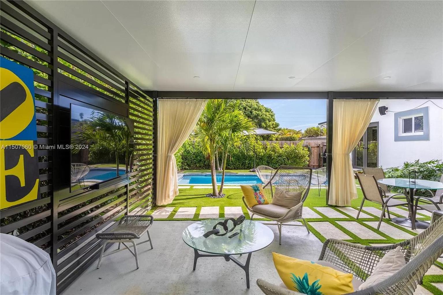 Hébergement de vacances 15 Guests Luxury House With Pool & Gazebo! *