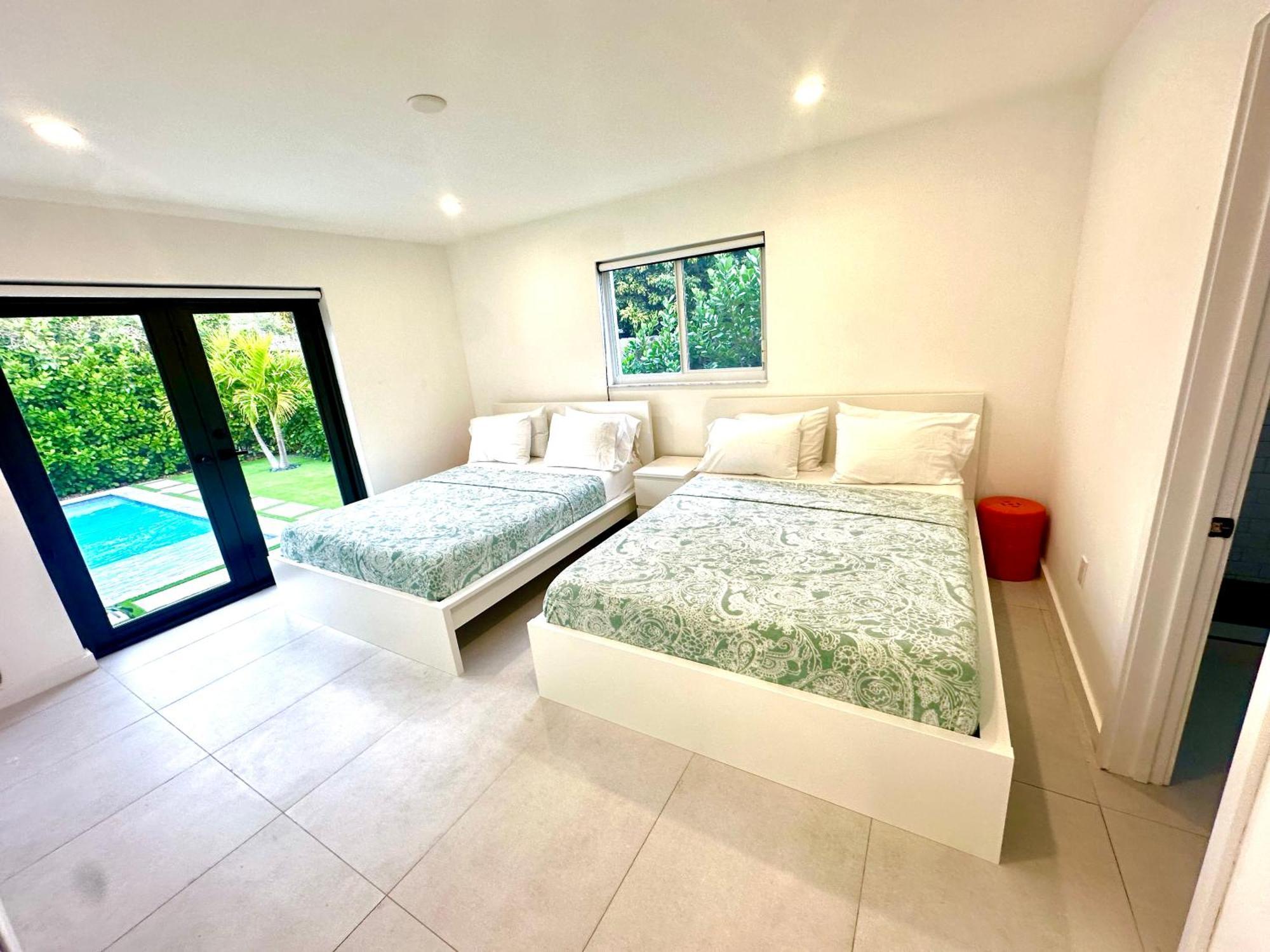 15 Guests Luxury House With Pool & Gazebo! Hébergement de vacances *